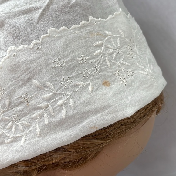 Antique/Victorian era light cotton/linen, embroidered, cap/bonnet - Picture 7 of 9